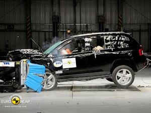 Кроссовер Jeep Compass провалил краш-тест