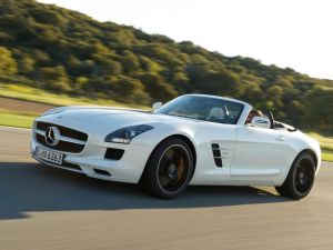 Продажи люксовых машин в России растут, лидеры - Mercedes и BMW