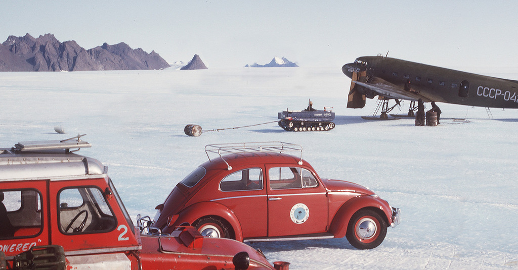 красный Volkswagen De Luxe