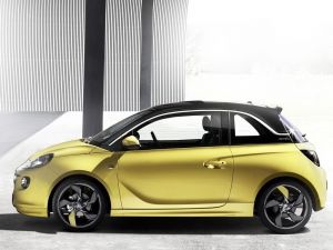 желтый Opel Adam