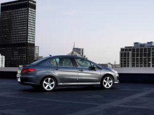 седан Peugeot 408