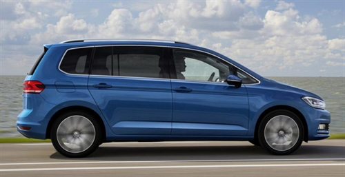 Volkswagen анонсировал продажи нового компактвэна Touran в России