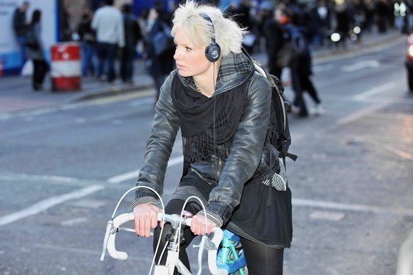 Велосипедистам и пешеходам хотят запретить слушать музыку