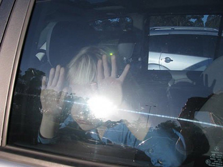 Депутаты предлагают лишать прав водителей, оставивших ребенка в автомобиле