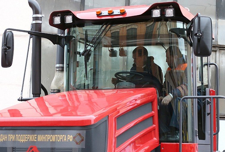 Дмитрий Медведев протестировал трактор К708.4-200 «Кирюша»
