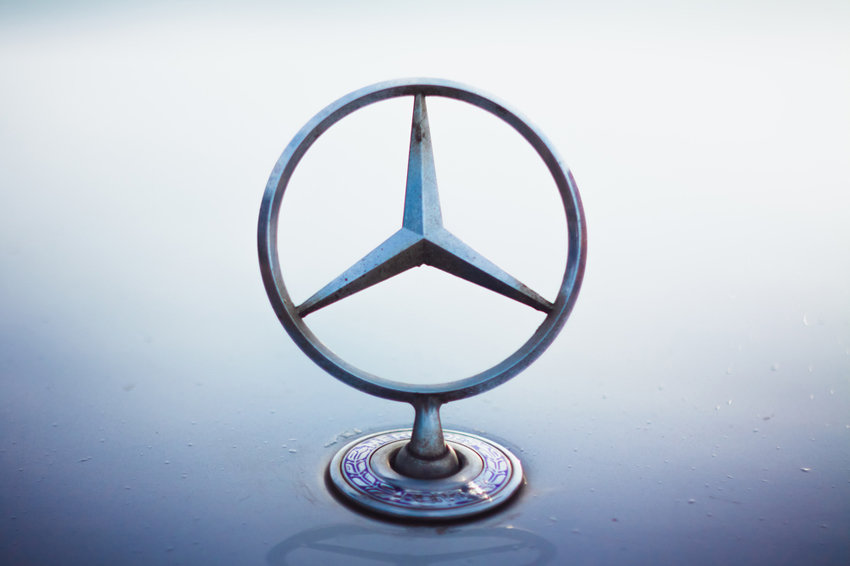 Впервые за 11 лет Mercedes обогнал BMW по количеству проданных авто