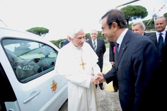 Бенедикту XVI подарили два электромобиля Renault