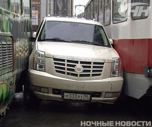 В Екатеринбурге Cadillac, проехавший «под кирпич», застрял между двух трамваев
