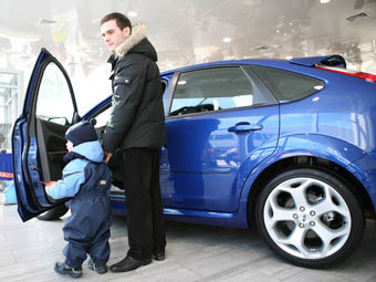 Неплательщиков алиментов предложили отлучать от автомобилей