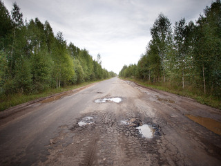 За девять месяцев сотовые операторы "покроют" 9 тысяч км российских дорог
