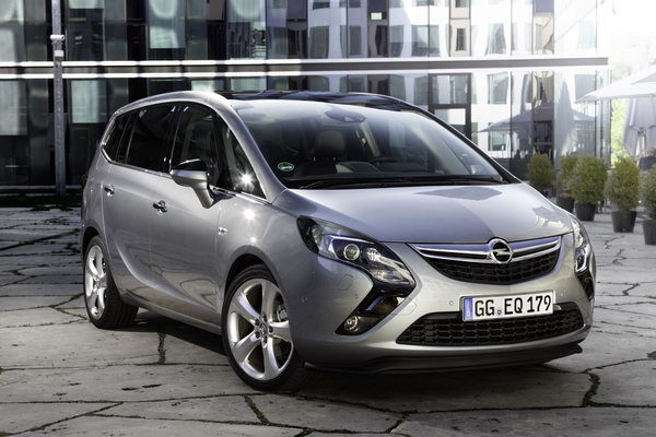 Opel объявил российские цены на Zafira Tourer