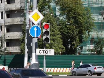 Правый поворот под "красный" разрешат на шести московских перекрестках