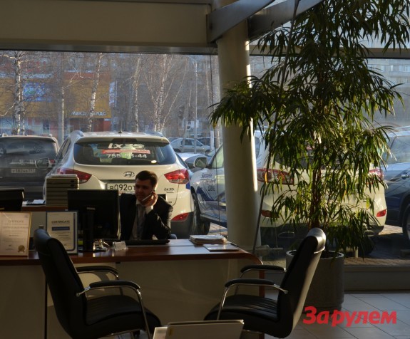 Вслед за продажами машин сократилась выдача автокредитов