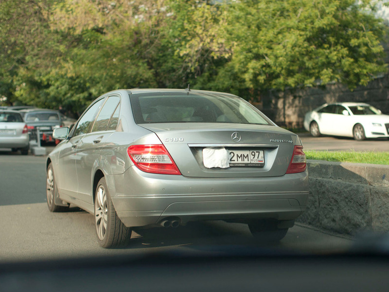 Парковочные инспекторы начинают снимать помехи на номерных знаках