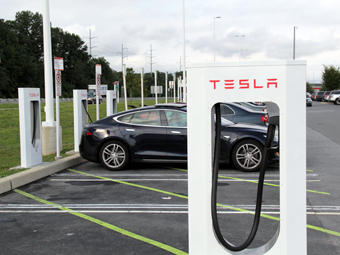 Tesla открыла в Европе станции бесплатной зарядки электрокаров