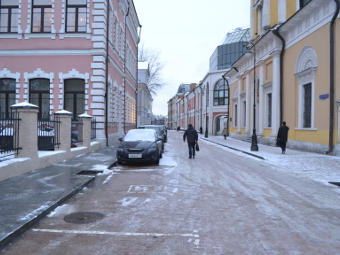Для улиц центра Москвы разработают разные парковочные стандарты