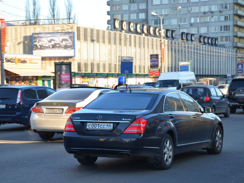 Чиновникам запретят покупать служебные иномарки