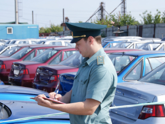 В Россию стали ввозить меньше машин