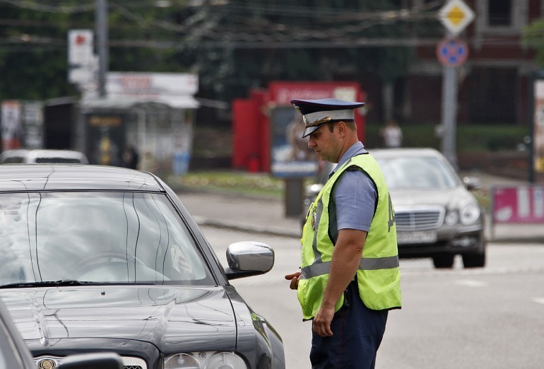 Водителей авто с иностранными номерами обязали возить с собой таможенные документы