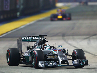 Льюис Хэмилтон выиграл Гран-при Сингапура