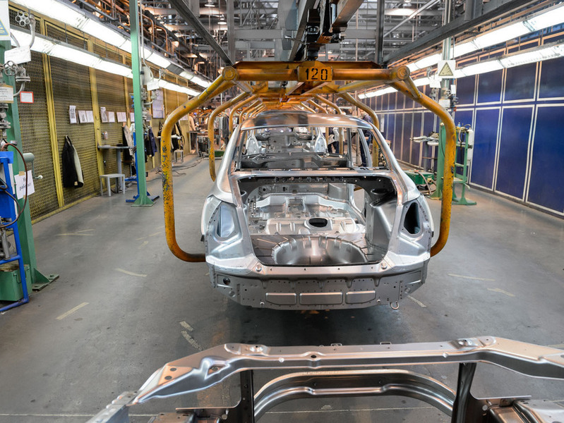 Производство легковых автомобилей в России упало на 18%