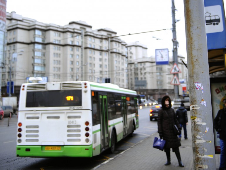 В Москве на автобусных остановках появится кнопка для инвалидов
