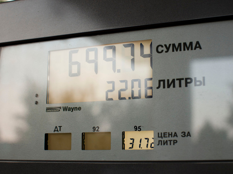 ФАС: цены на бензин в России начали снижаться