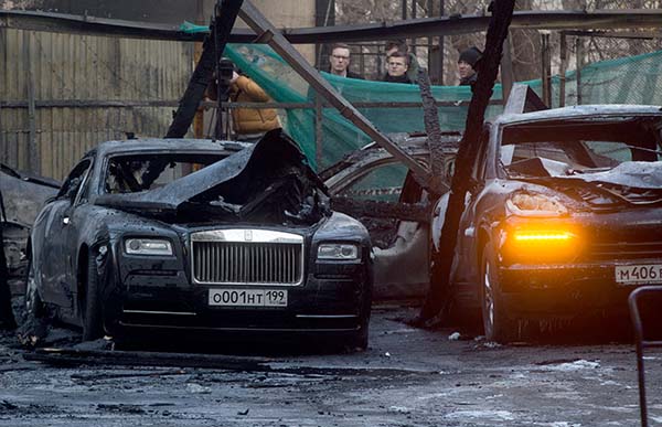 Пожар в Оружейном переулке 15А уничтожил автомобили на 150 млн рублей