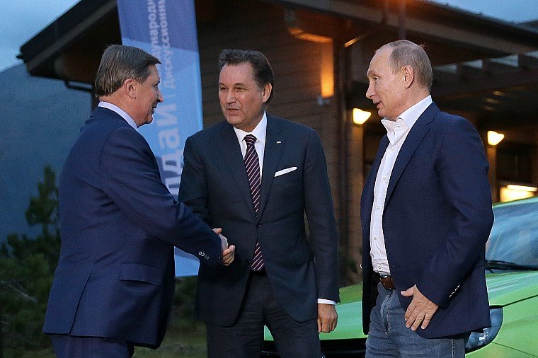 Владимир Путин прокатился на Lada Vesta