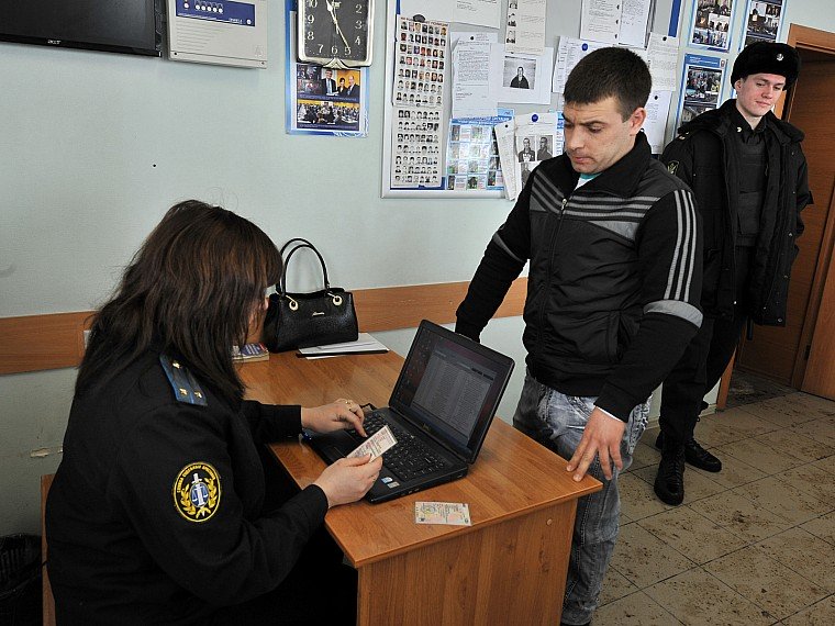 Госдума приняла закон о приостановлении водительских прав за долги по штрафам