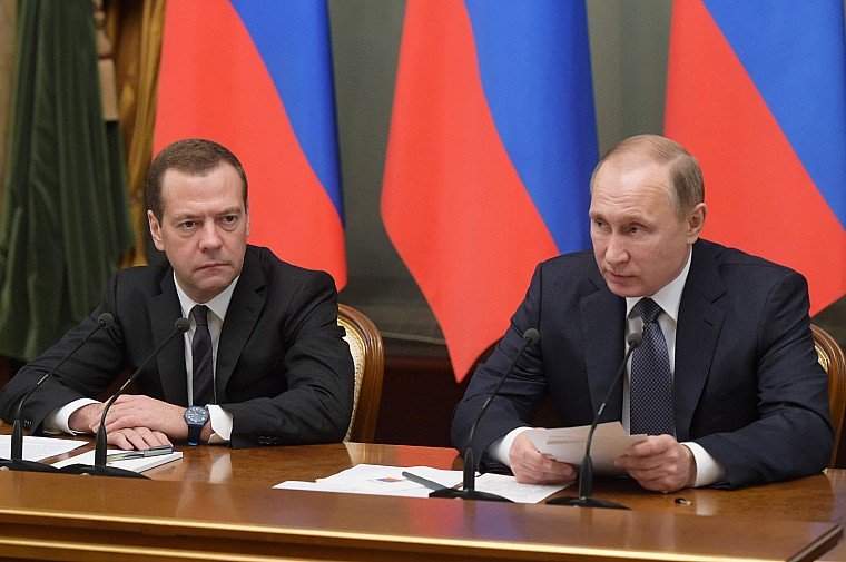 Путин торопит правительство отменить транспортный налог