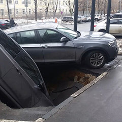 Две иномарки провалились под землю на северо-востоке Москвы