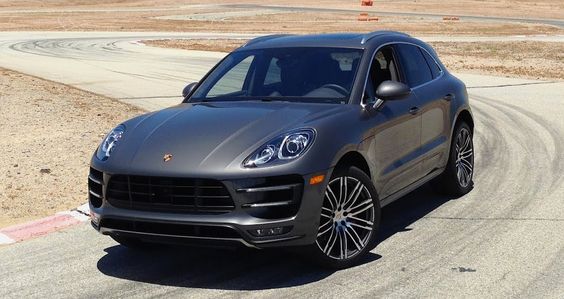 Porsche объявила цены на новое поколение кроссоверов Macan в РФ