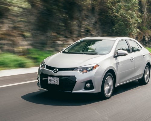Названы российские цены и комплектации новой Toyota Corolla