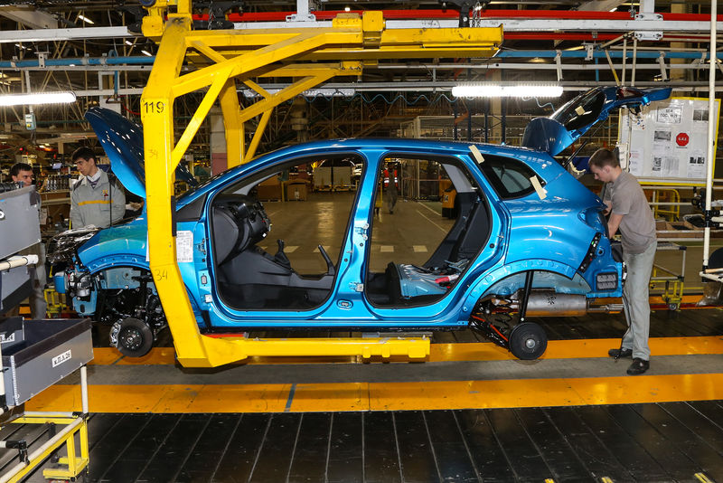 В России приостановят производство Renault Duster и Kaptur