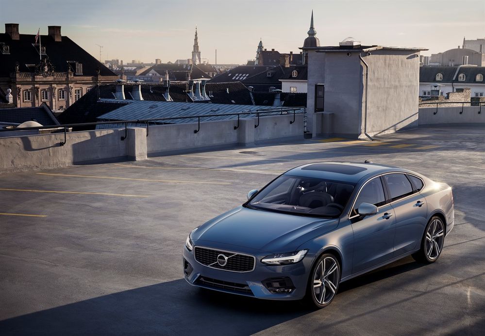 Volvo объявила цены на седан S90 R-Design