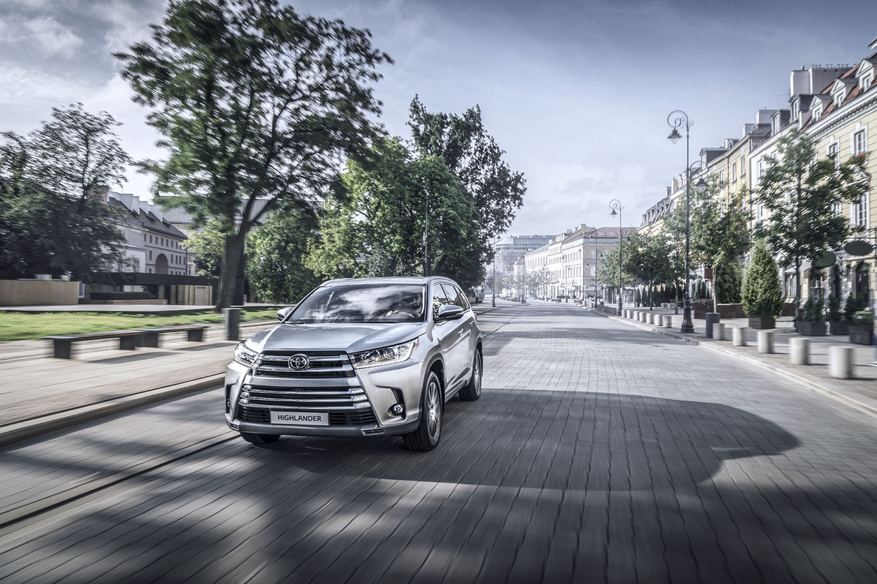 Toyota объявила цены на новый Highlander в России‍