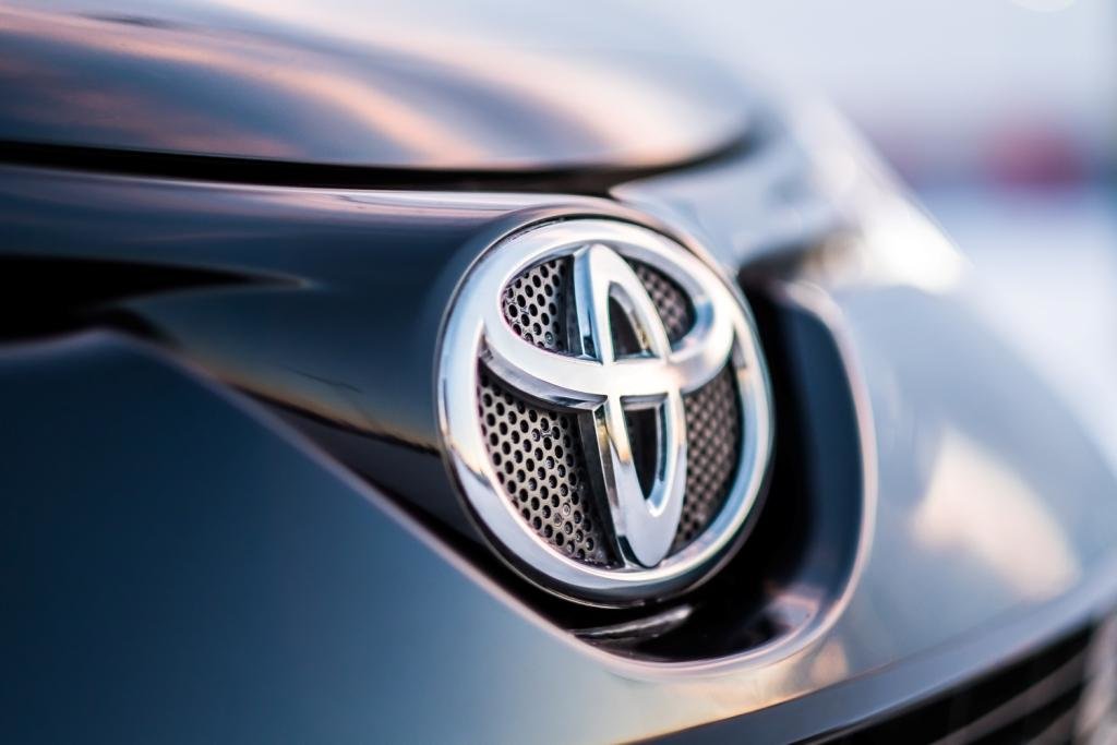 Toyota резко снизила цены на запчасти для Camry и RAV4 в России