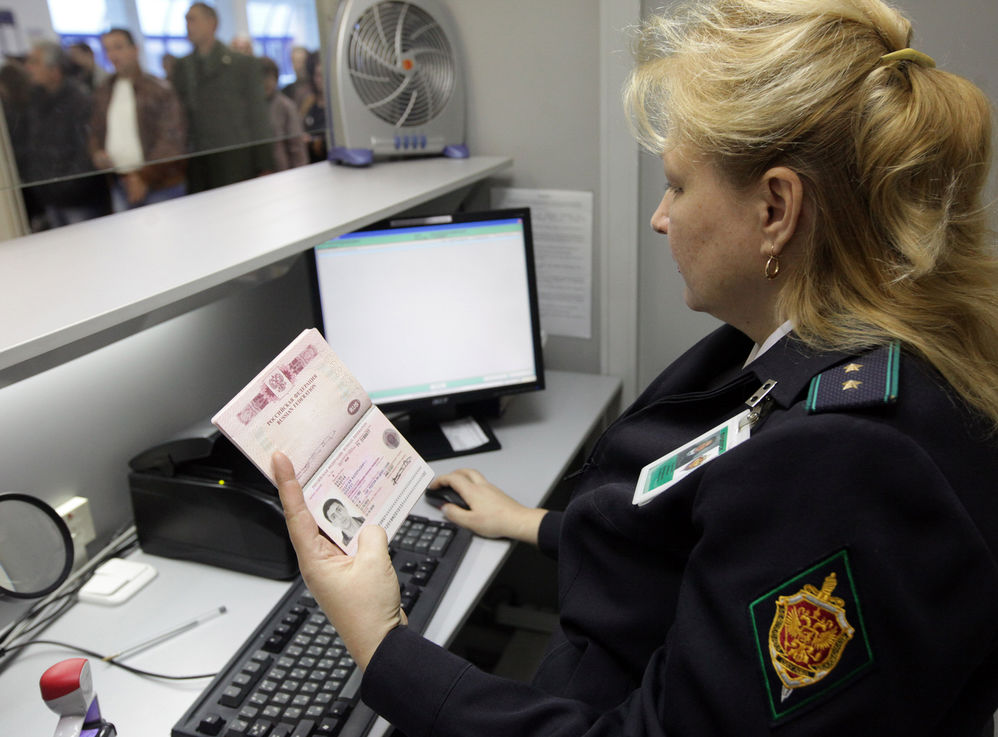 Госдума собирается в три раза увеличить порог задолженности для запрета на выезд за границу