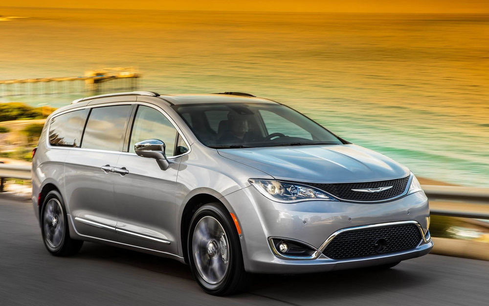 Chrysler привез в Россию минивэн по цене премиума