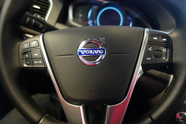 Volvo объявила цены и комплектации нового кроссовера XC60