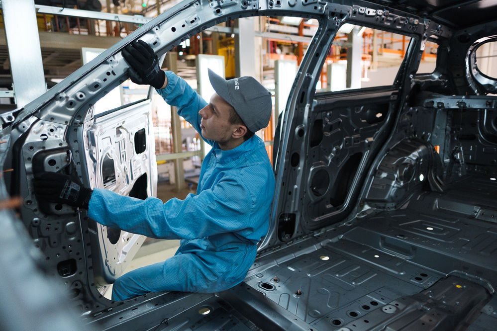 Geely открыла завод, который будет работать на Россию