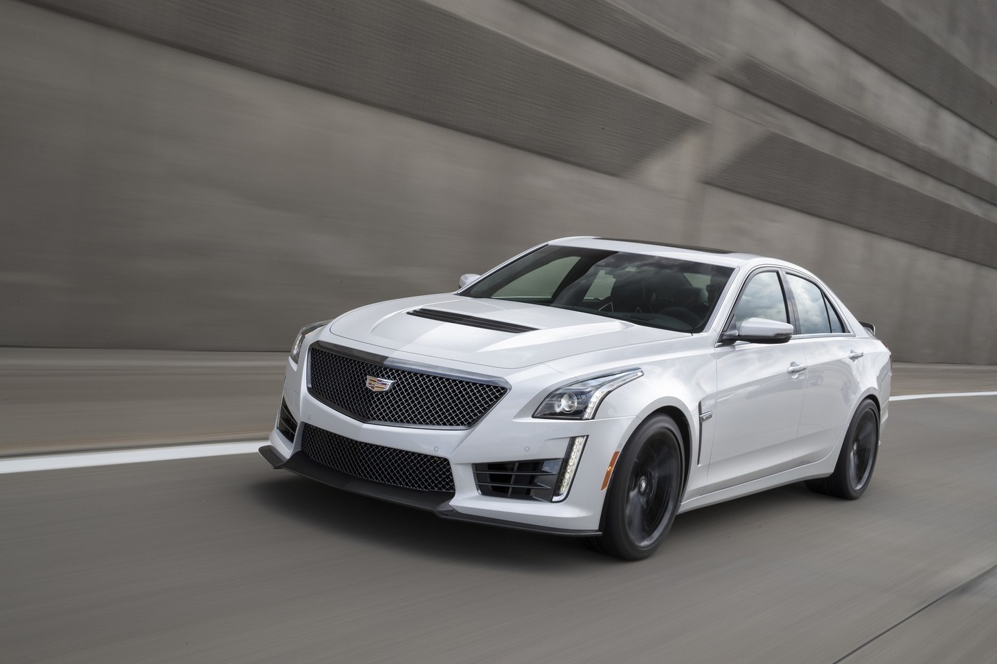 Cadillac повысит цены на автомобили в России c 1 января