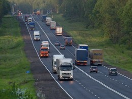 На трассах М-1, М-3 и М-4 вводятся ограничения на движение грузовиков