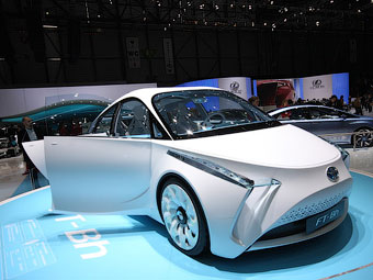 Toyota представила сверхлегкий городской гибрид