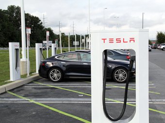 Tesla открыла в Европе станции бесплатной зарядки электрокаров