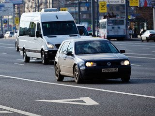 Московских водителей пустят на выделенные полосы с апреля