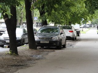 В столице проходит рейд против припаркованных на газоне машин